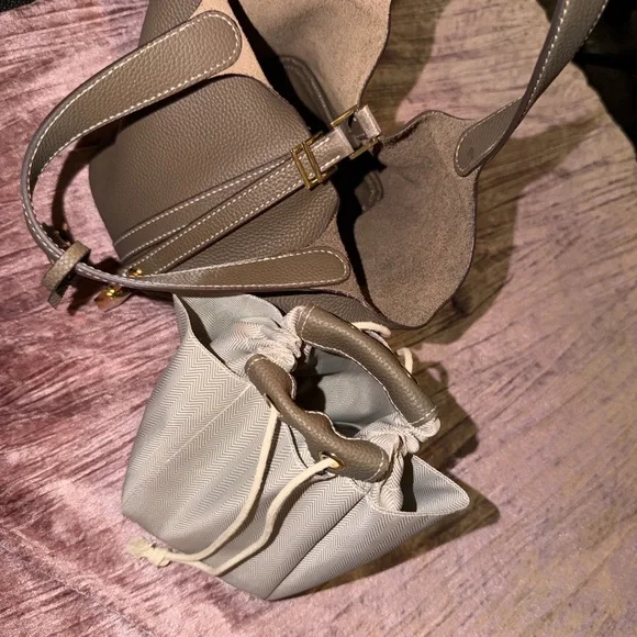 Elegant Brown faux Leather Tote Bag. - Picture 4 of 8